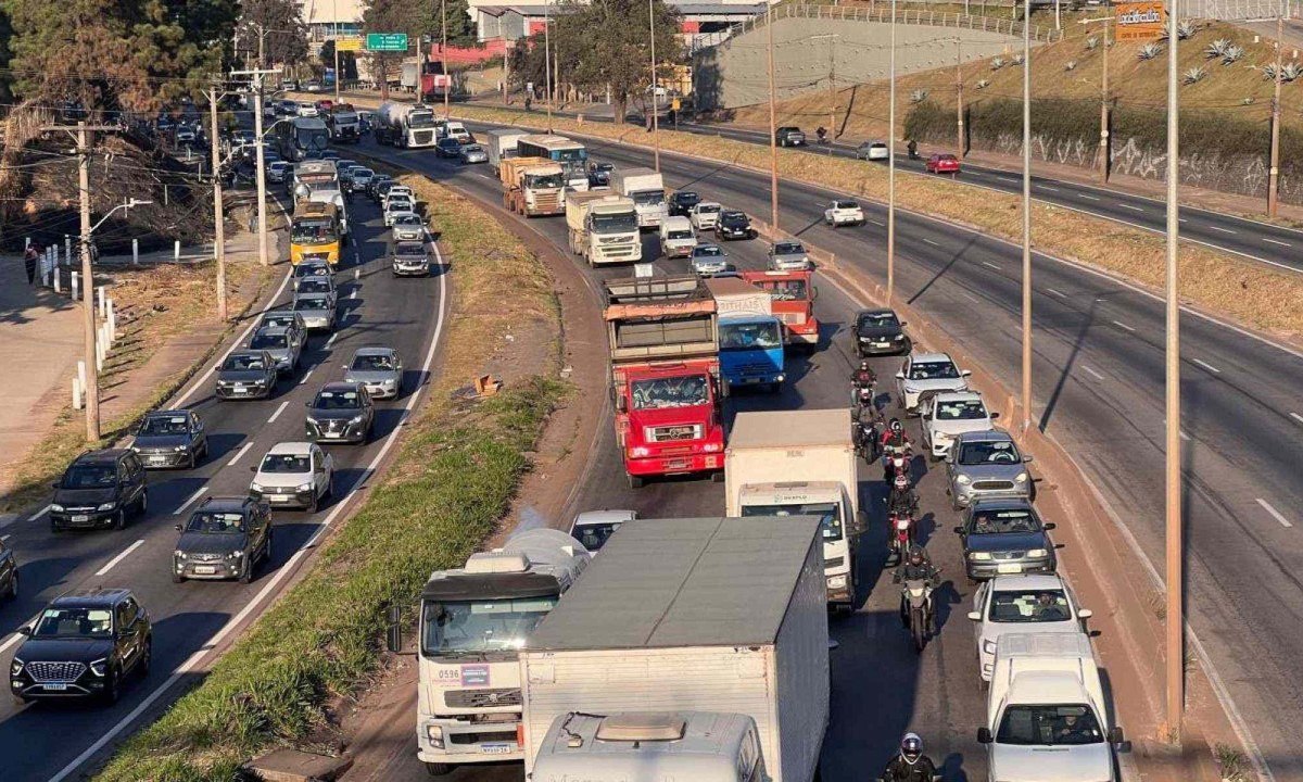 Acidente provoca dois quilômetros de congestionamento na BR-381, na altura de Betim -  (crédito: Edesio Ferreira/EM/D.A. Press)