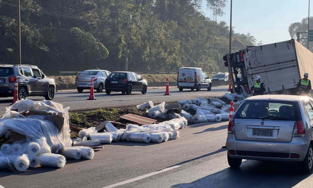 Acidente interdita a faixa da direita da pista central e a faixa da esquerda da marginal do Anel Rodoviário, no sentido Vitória -  (crédito: Edésio Ferreira/EM/D.A. Press)