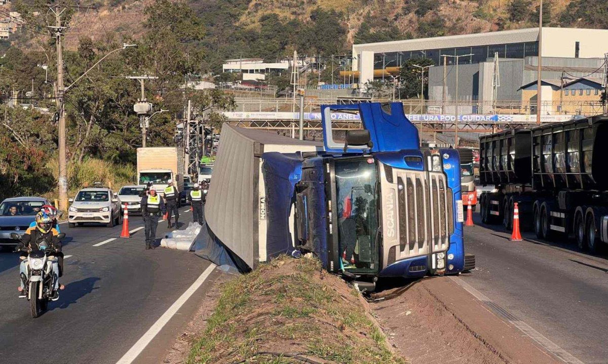A faixa da direita da pista central e a da esquerda da marginal estão interditadas no sentido Vitória -  (crédito: Edesio Ferreira/EM/D.A. Press)