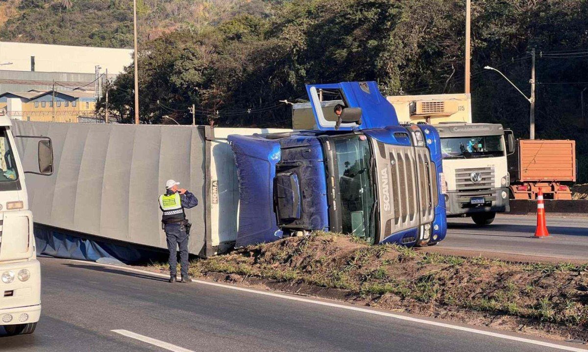 O acidente interditou a faixa da direita da pista central e a faixa da esquerda da via marginal do Anel Rodovi&aacute;rio, no sentido Vit&oacute;ria -  (crédito: Ed&eacute;sio Ferreira/EM/D.A. Press)