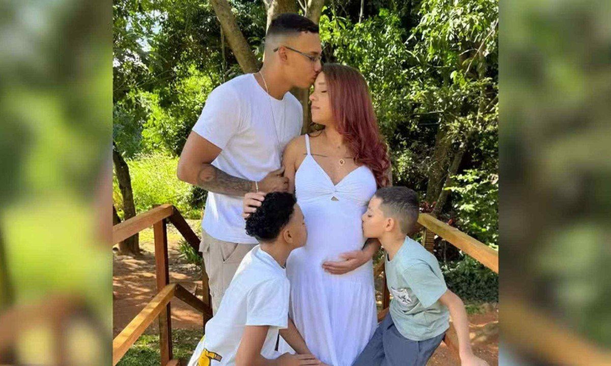 Pai de primeira viagem faz parto do filho com orientação médica ao telefone. Na foto, Hyster, Tainara e os dois outros filhos -  (crédito: Reprodução/Redes Sociais)