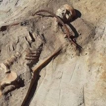 Arqueólogos encontram restos mortais de "vampira":  foice no pescoço e cadeado no pé - reprodução/Miroslaw Blicharski/Aleksander Poznan