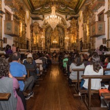 violonista Octávio Deluchi na Igreja Matriz Nossa Senhora da Conceição, em Prados -  (crédito:  Ruzza Lage/Divulgação)