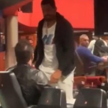 O homem usou a bandeira do PT para agredir o influenciador -  (crédito: Reprodução/Redes Sociais)