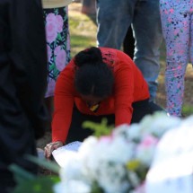 Mãe de Dorca durante o enterro da menina, que morreu na 32ª semana de gestação, aos 12 anos de idade: polícia apura estupro de vulnerável

 -  (crédito: Edésio Ferreira/EM/D.A. Press)