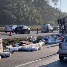 Depois de quase 12 horas, carreta é destombada no Anel Rodoviário de BH