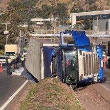 BH: tombamento de caminhão com bobinas interdita Anel Rodoviário - Edesio Ferreira/EM/D.A. Press