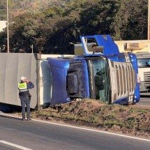 Veja imagens do tombamento de caminhão que interdita Anel Rodoviário em BH