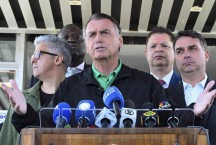 De frente para o Planalto, Bolsonaro tenta reviver cercadinho para se defender
