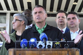 De frente para o Planalto, Bolsonaro tenta reviver cercadinho para se defender