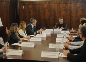 O contrato foi assinado na Prefeitura de Belo Horizonte (PBH) nesta quinta-feira (17/7) -  (crédito: Alexandre Guzanshe/EM/D.A. Press)
