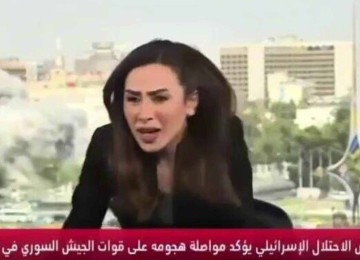 Dima Abodan deixou o estúdio de telejornal durante bombardeio -  (crédito: SyriaTV)