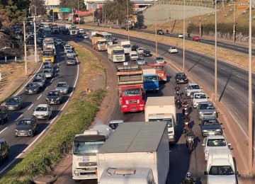 Acidente provoca dois quilômetros de congestionamento na BR-381, na altura de Betim -  (crédito: Edesio Ferreira/EM/D.A. Press)