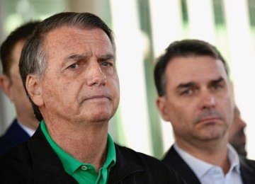 O ex-presidente Jair Bolsonaro visitou o gabinete do seu filho, o senador Flávio Bolsonaro, em meio as tensões pela ameaça do presidente Donald Trump de aplicar taxas ao Brasil caso a Justiça não pare de julgar o parlamentar -  (crédito: Mateus Bonomi / AFP)