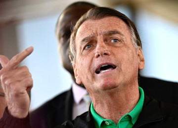 O ex-presidente Jair Bolsonaro afirmou que, se o presidente Lula fizer uma sinalização para ele, ele negocia a questão das tarifas com o presidente Donald Trump -  (crédito: Mateus Bonomi / AFP)