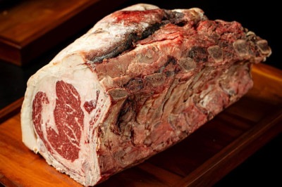 Prime rib de gado Curraleiro maturada da Umami Dry Aged Steaks  -  (crédito: Victor Schwaner/ Divulgação)