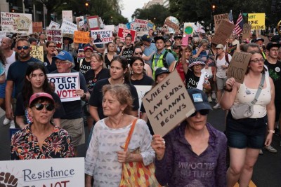 Manifestantes protestam contra políticas repressivas de direitos civis do presidente Donald Trump, em Nova York  -  (crédito: Michael M. Santiago - 17.jul.25/Getty Images via AFP)