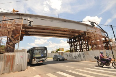 Obras de construção de viaduto na interseção das avenidas Cristiano Machado e Waldomiro Lobo também faz parte do pacote de obras para mobilidade na região
       -  (crédito: Gladyston Rodrigues/EM/D.A.Press)
