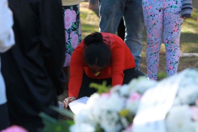 Mãe de Dorca durante o enterro da menina, que morreu na 32ª semana de gestação, aos 12 anos de idade: polícia apura estupro de vulnerável

 -  (crédito: Edésio Ferreira/EM/D.A. Press)