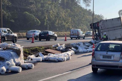 Acidente interdita a faixa da direita da pista central e a faixa da esquerda da marginal do Anel Rodoviário, no sentido Vitória -  (crédito: Edésio Ferreira/EM/D.A. Press)