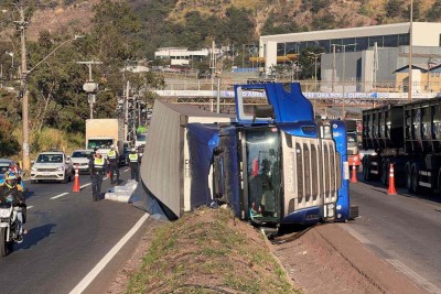 A faixa da direita da pista central e a da esquerda da marginal estão interditadas no sentido Vitória -  (crédito: Edesio Ferreira/EM/D.A. Press)