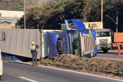 O acidente interditou a faixa da direita da pista central e a faixa da esquerda da via marginal do Anel Rodoviário, no sentido Vitória -  (crédito: Edésio Ferreira/EM/D.A. Press)
