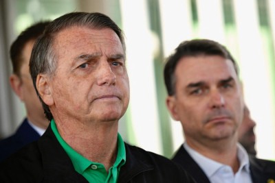 O ex-presidente Jair Bolsonaro visitou o gabinete do seu filho, o senador Flávio Bolsonaro, em meio as tensões pela ameaça do presidente Donald Trump de aplicar taxas ao Brasil caso a Justiça não pare de julgar o parlamentar -  (crédito: Mateus Bonomi / AFP)