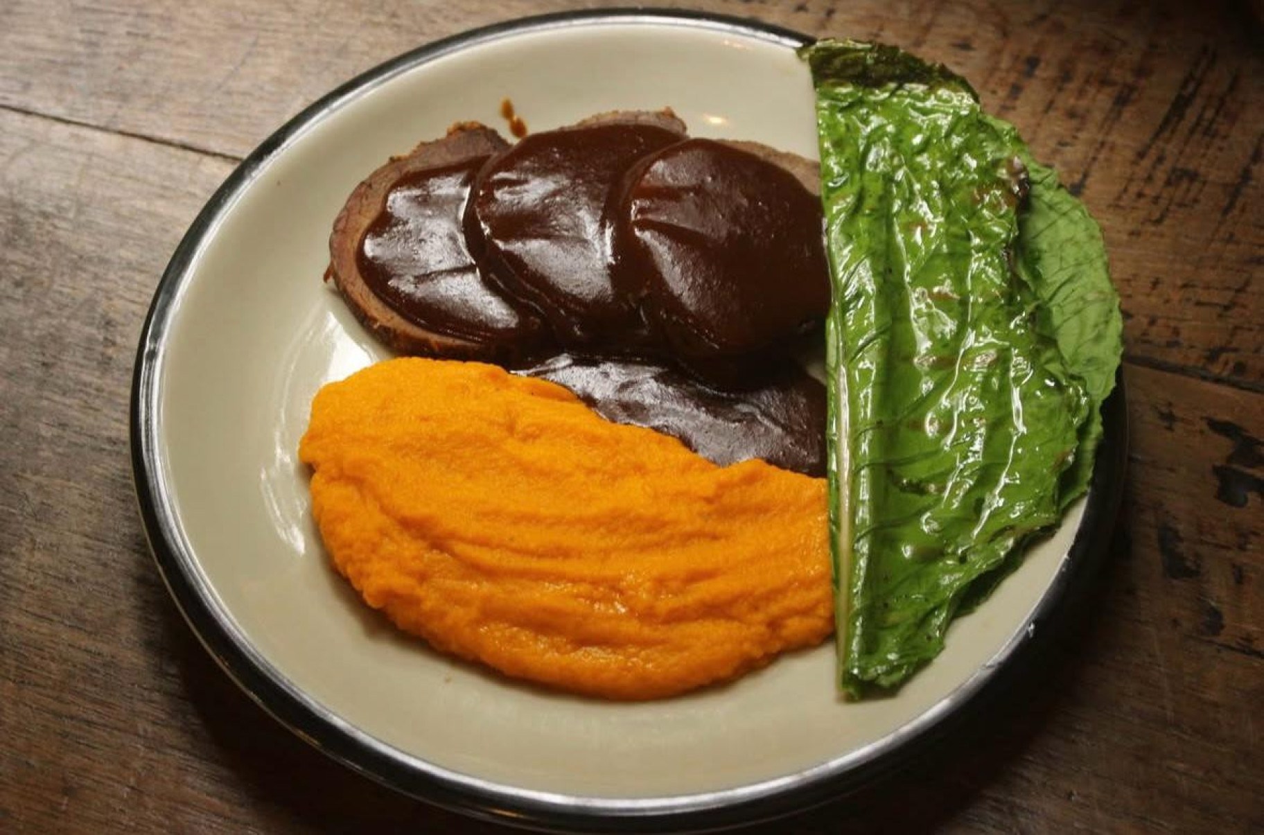 Peito de curraleiro assado, molho demi-glace, purê de canoura e couve crocante da Casa Bonomi