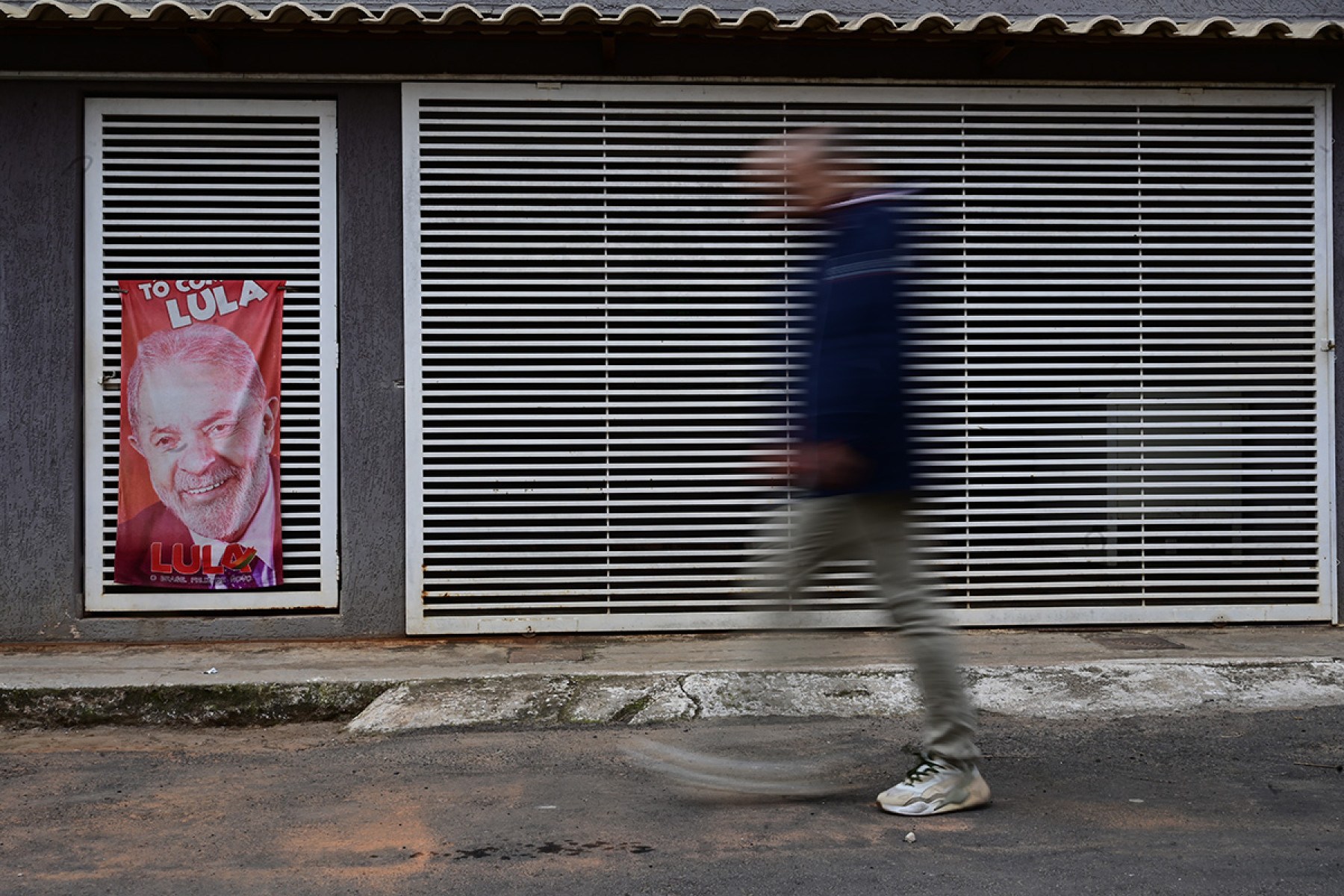 Eleitor de Cristiano Otoni expõe, já na porta de casa, a preferência por Lula.-Leandro Couri/EM/D.A. Press