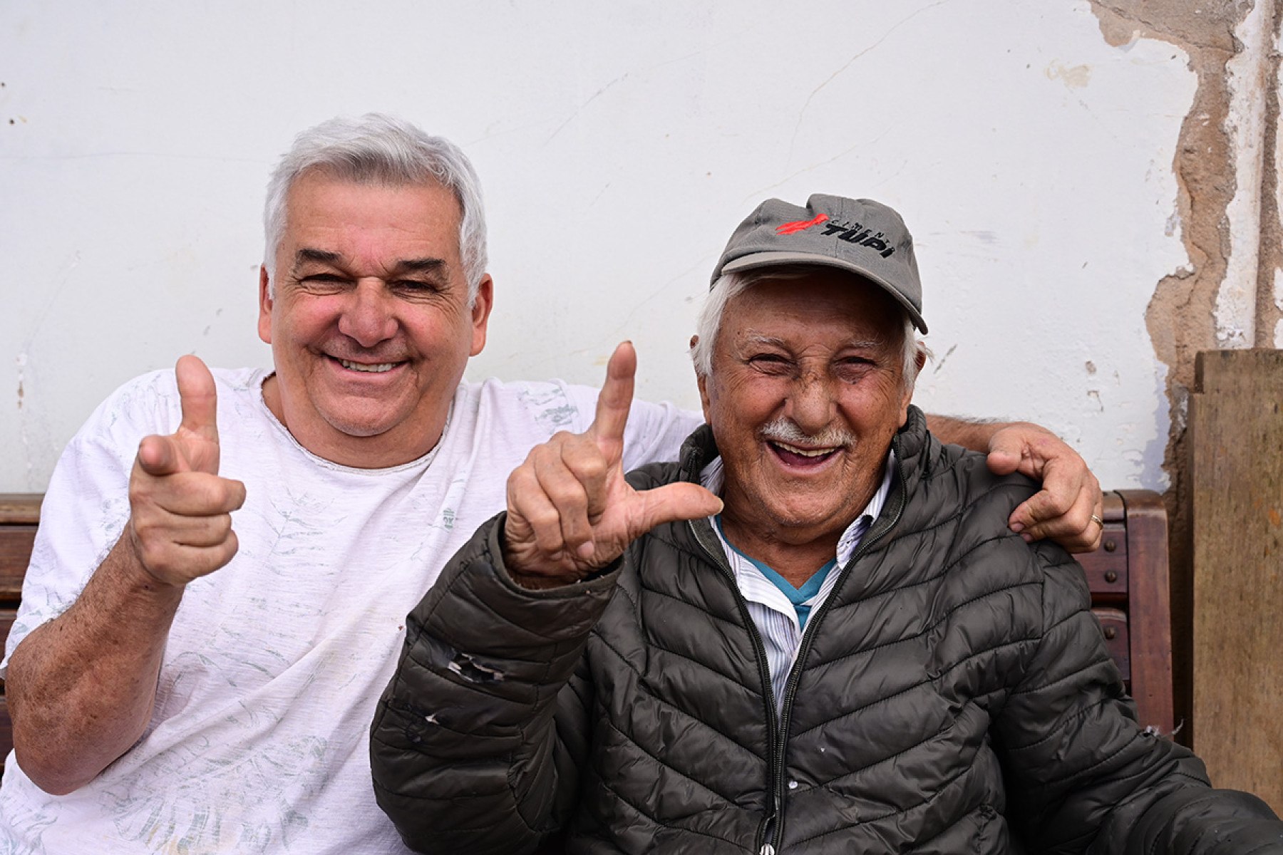 O filho Aílton da Costa, de 61 anos, e o pai Ernandes da Costa, 85, representam a segmentação política. O mais velho faz o L e defende com afinco a política externa do petista. Já o herdeiro fala com orgulho do fato de participar de grupos conservadores.-Leandro Couri/EM/D.A. Press