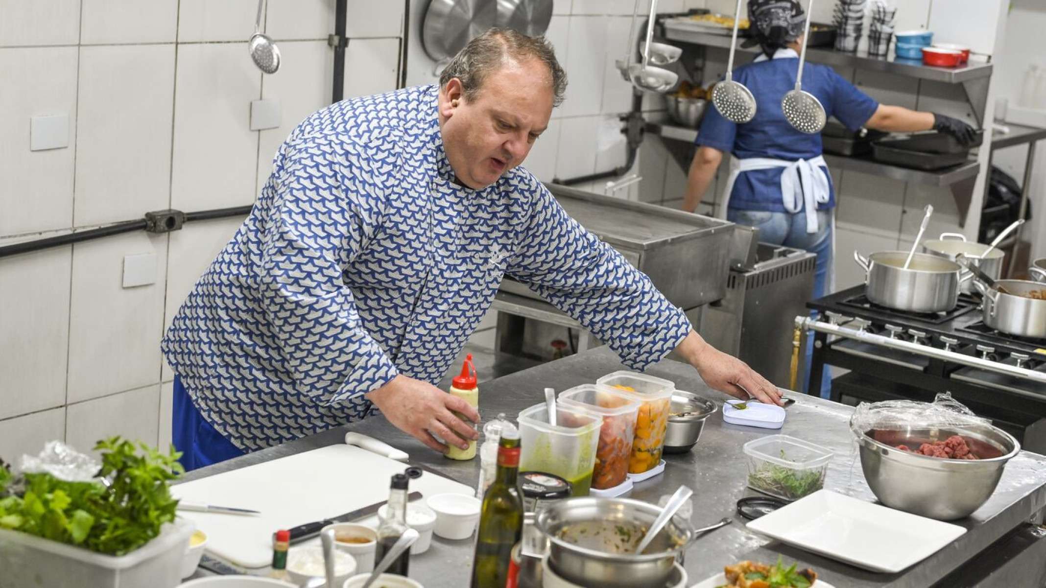 2- Pesadelo na Cozinha
Com apresentação do chef Erik Jacquin, o programa acompanha a tentativa de resgatar restaurantes brasileiros que estão à beira da falência, enfrentando problemas de gestão, qualidade, atendimento e, principalmente, comida-Reprodução/Max