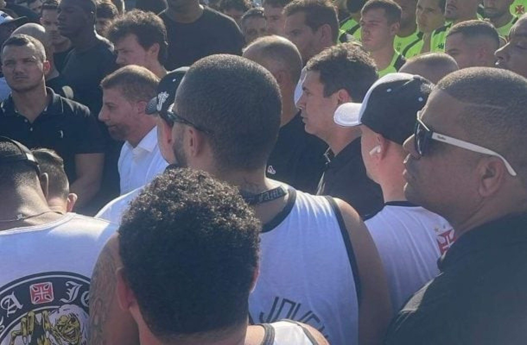 Torcida organizada do Vasco invade CT Moacyr Barbosa; Diniz fala