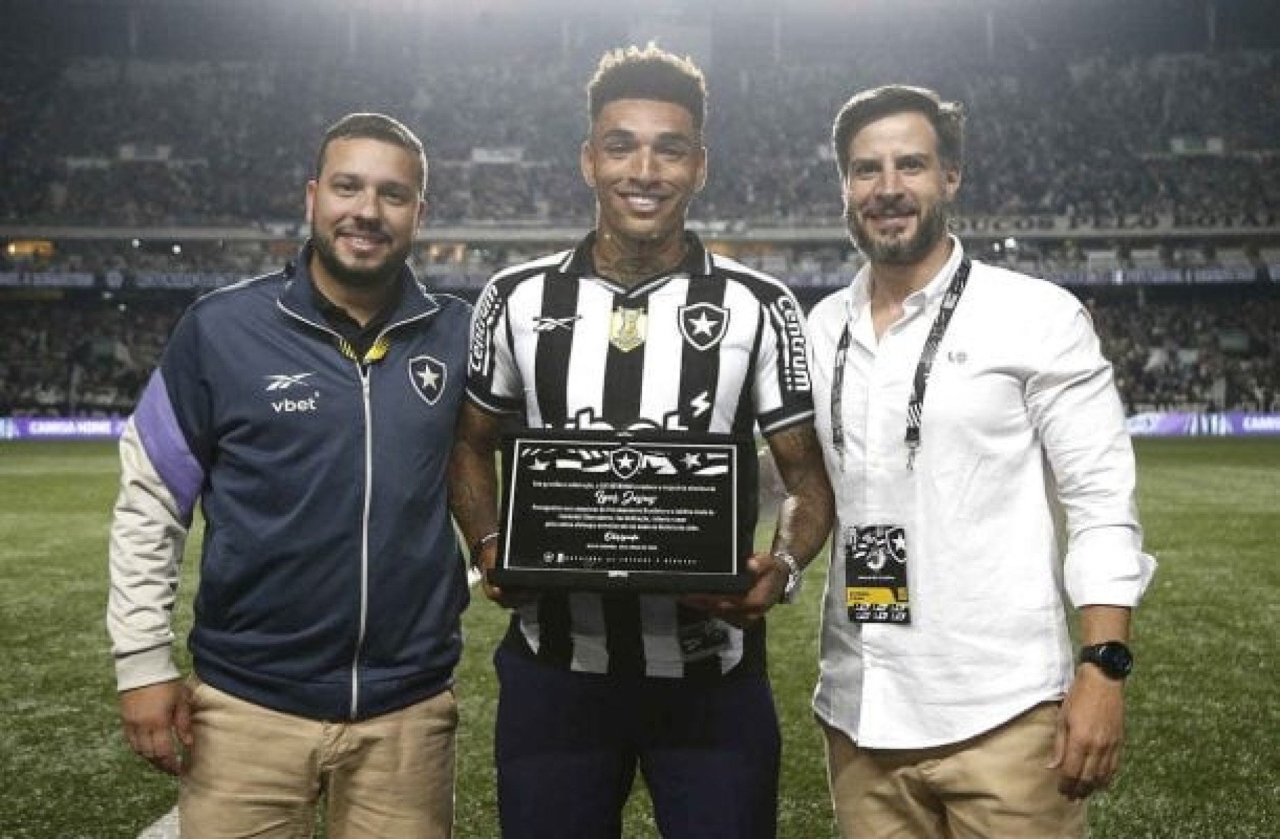 De saída do Botafogo, Igor Jesus recebe homenagem no Nilton Santos