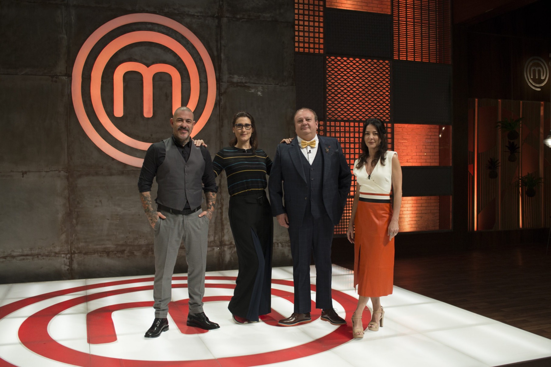 1- MasterChef Brasil
Exibido pela Band desde 2014, o programa é a versão nacional do formato internacional que já conquistou diversos países. Em sua 12ª temporada, a atração continua reunindo cozinheiros amadores que enfrentam provas técnicas e criativas para conquistar o título de melhor cozinheiro amador do Brasil-Reprodução/Band