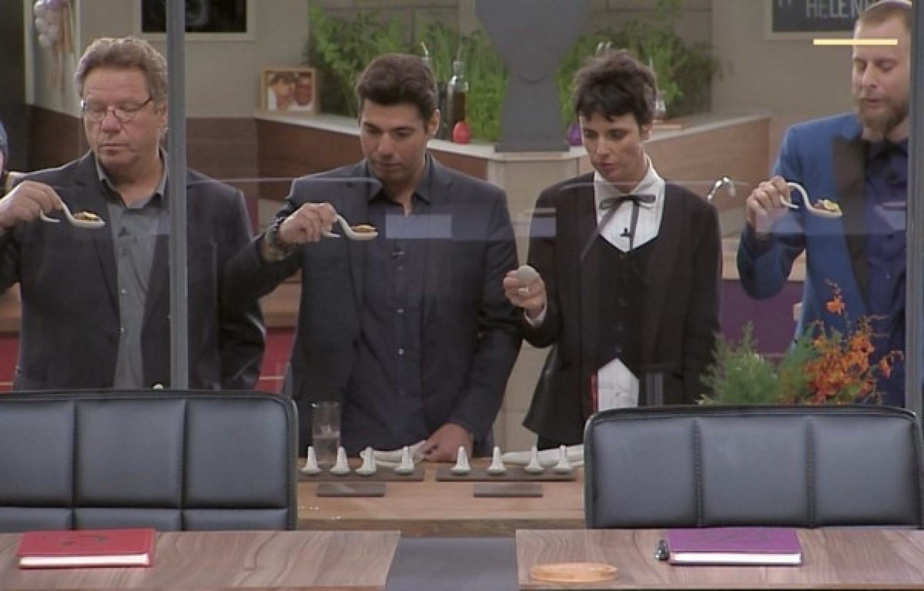 8- The Taste Brasil
A principal característica do programa é a avaliação às cegas: os jurados provam os pratos servidos em pequenas colheres, sem saber quem os preparou. O foco está na intensidade de sabor e na técnica concentrada em uma única mordida
-Reprodução/GNT