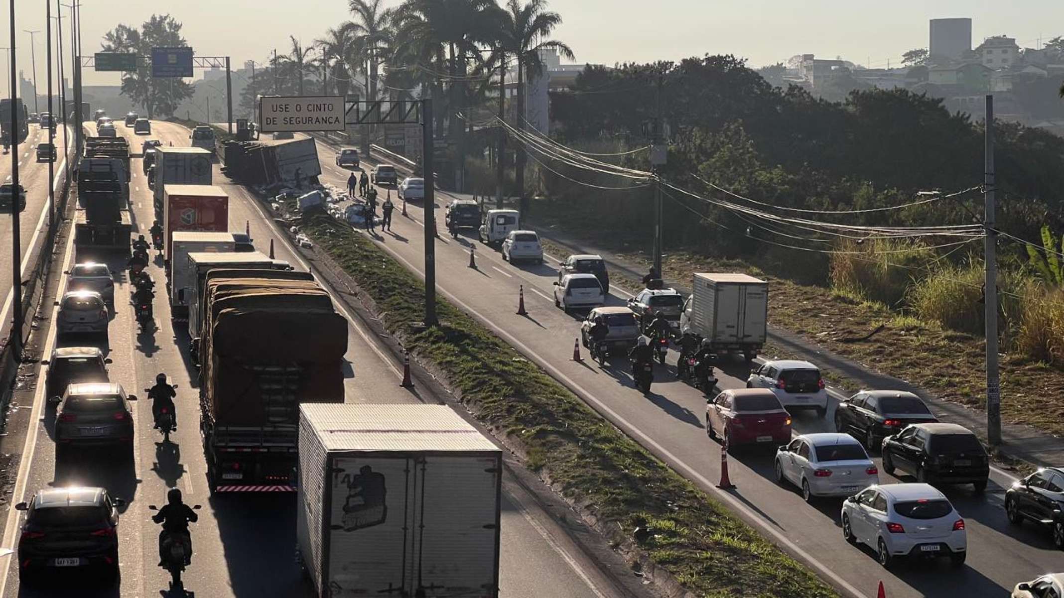 Acidente interdita a faixa da direita da pista central e a faixa da esquerda da marginal do Anel Rodoviário, no sentido Vitória-Edésio Ferreira/EM/D.A. Press