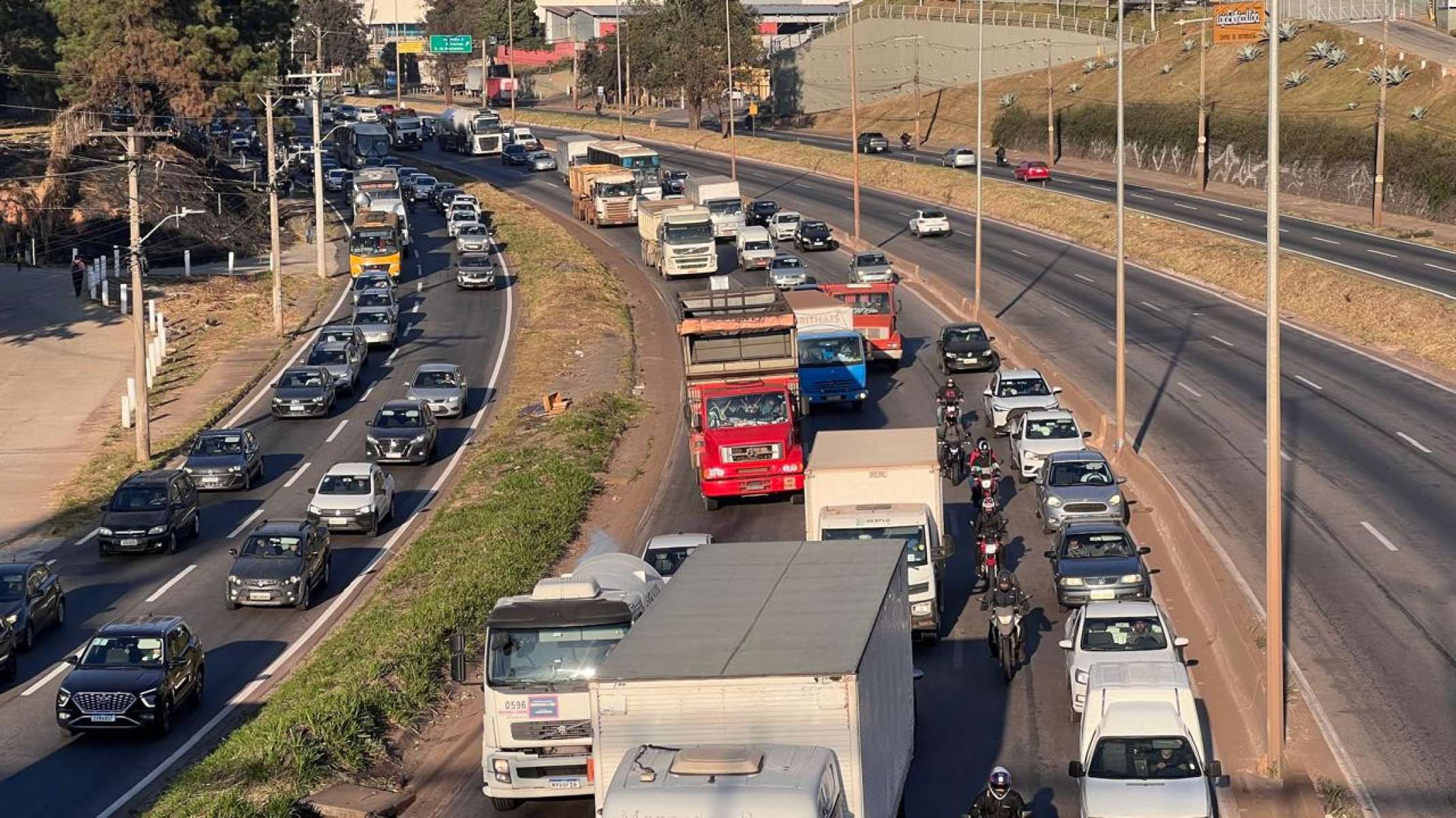 Acidente interdita a faixa da direita da pista central e a faixa da esquerda da marginal do Anel Rodoviário, no sentido Vitória-Edésio Ferreira/EM/D.A. Press