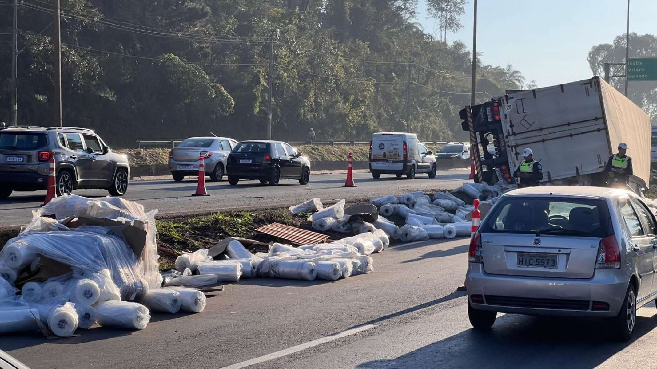 Carga de bobinas de plástico está espalhada pela pista da marginal-Edésio Ferreira/EM/D.A. Press