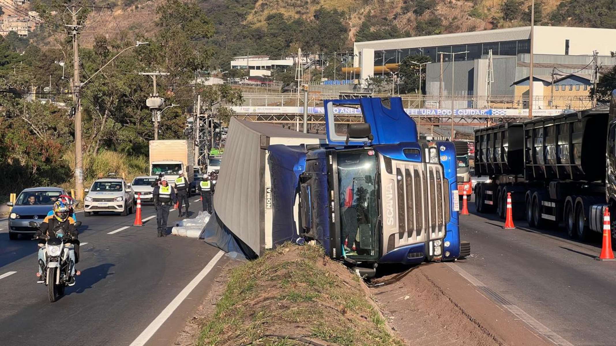 Acidente interdita a faixa da direita da pista central e a faixa da esquerda da marginal do Anel Rodoviário, no sentido Vitória-Edésio Ferreira/EM/D.A. Press