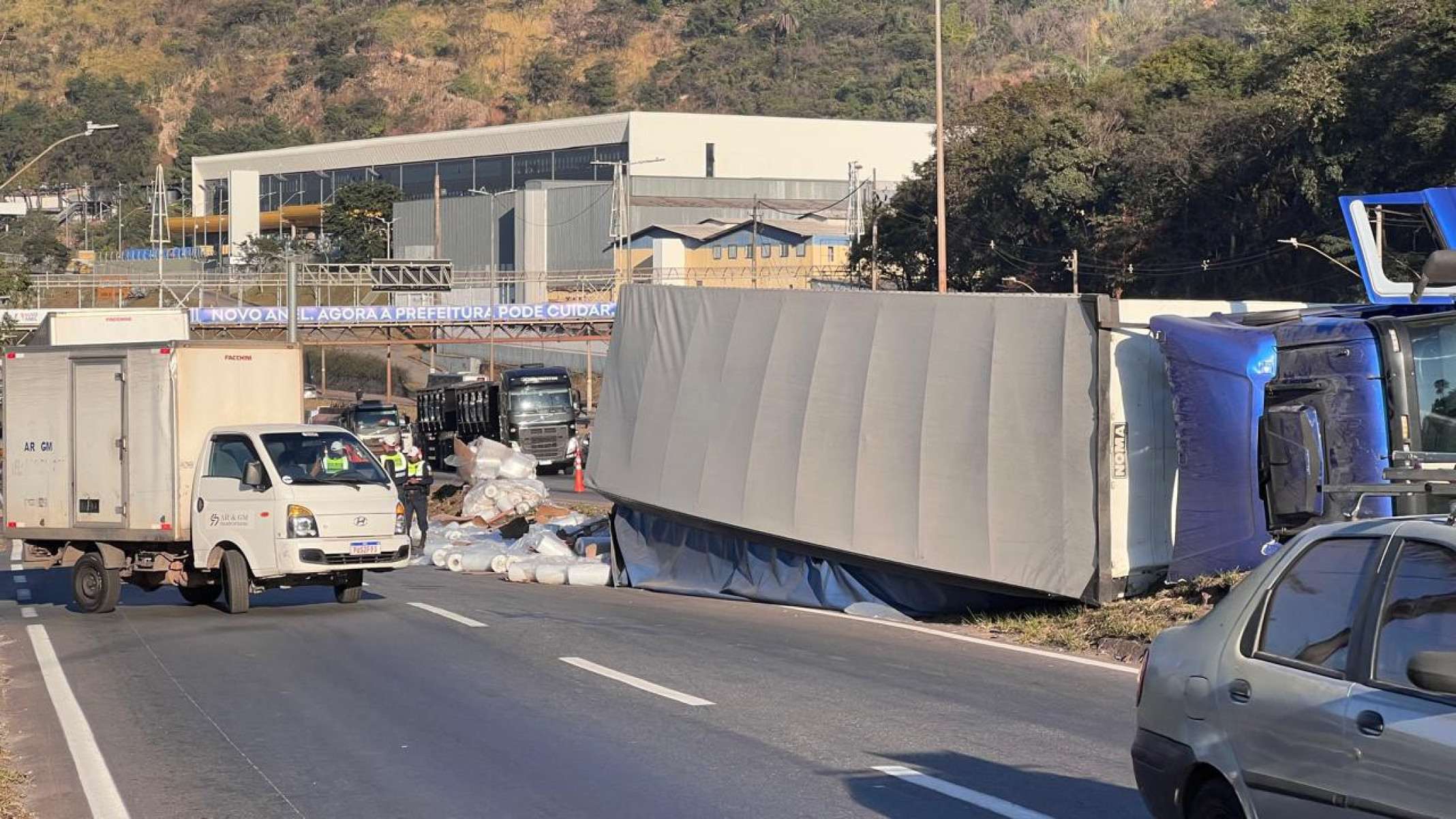 Acidente interdita a faixa da direita da pista central e a faixa da esquerda da marginal do Anel Rodoviário, no sentido Vitória-Edésio Ferreira/EM/D.A. Press