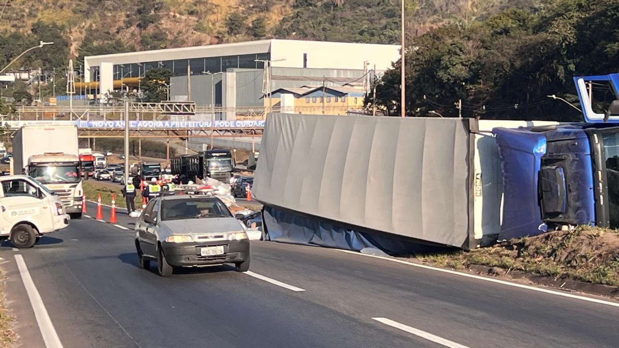 Acidente interdita a faixa da direita da pista central e a faixa da esquerda da marginal do Anel Rodoviário, no sentido Vitória-Edésio Ferreira/EM/D.A. Press