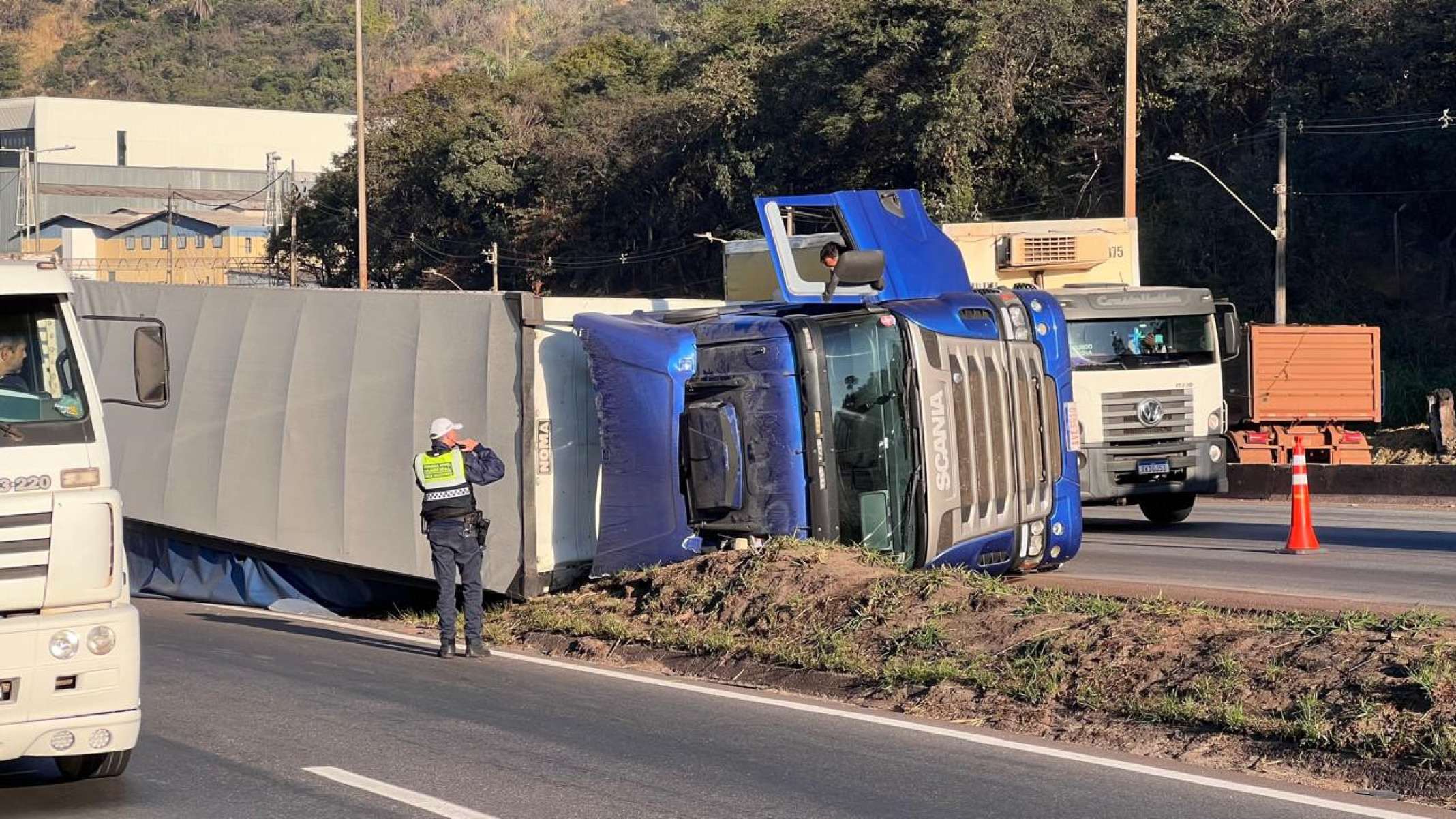 Acidente interdita a faixa da direita da pista central e a faixa da esquerda da marginal do Anel Rodoviário, no sentido Vitória-Edésio Ferreira/EM/D.A. Press