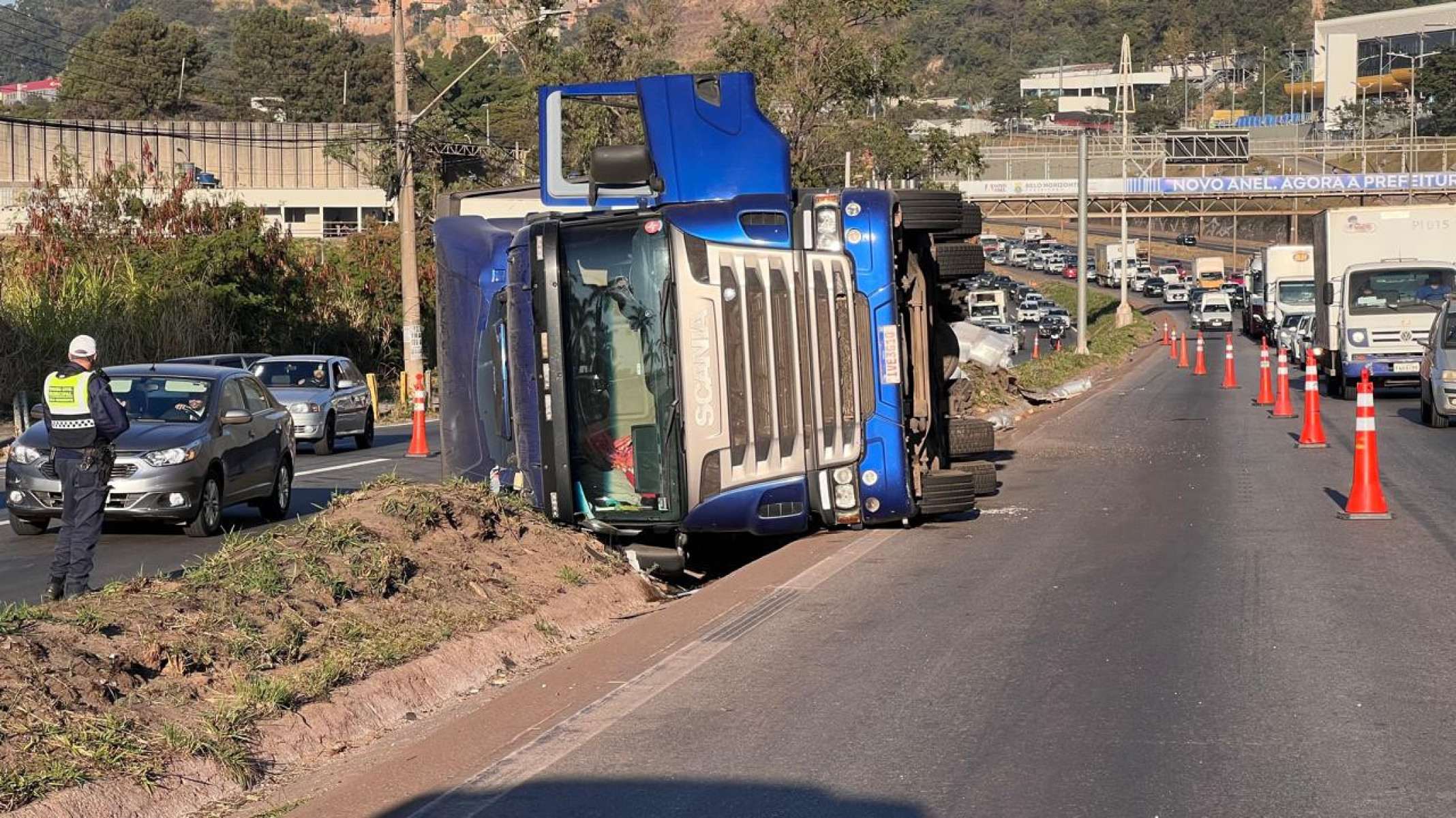 Acidente interdita a faixa da direita da pista central e a faixa da esquerda da marginal do Anel Rodoviário, no sentido Vitória-Edésio Ferreira/EM/D.A. Press