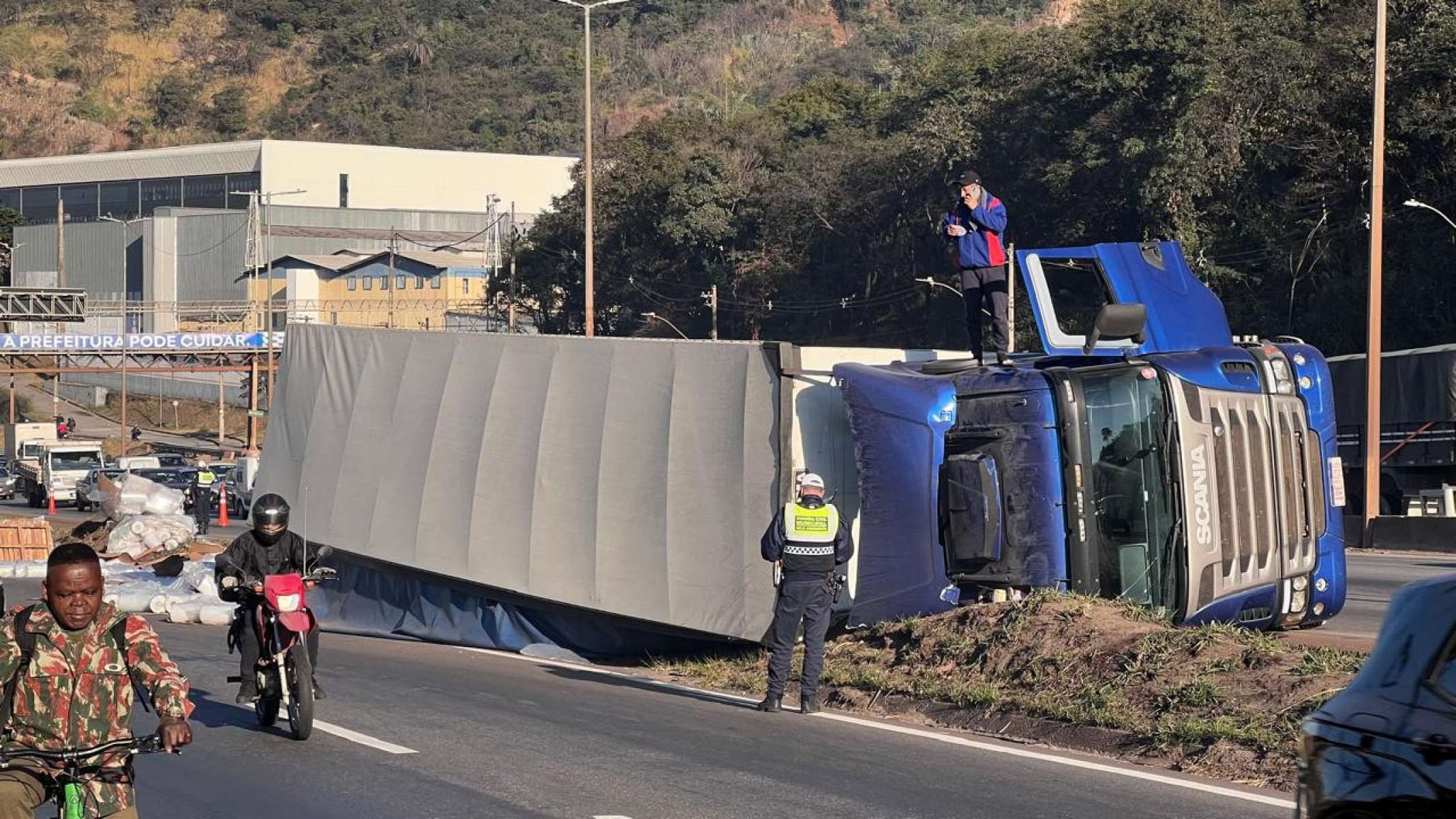 Caminhão transportava bobinas de plástico quando tombou na pista-Edésio Ferreira/EM/D.A. Press