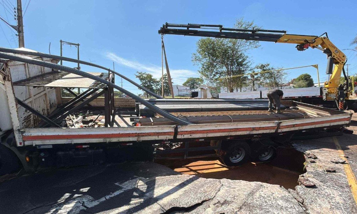 Adutora rompe, avenida de Uberlândia alaga e caminhão cai em cratera -  (crédito: ReproduÃ§Ã£o/redes sociais)