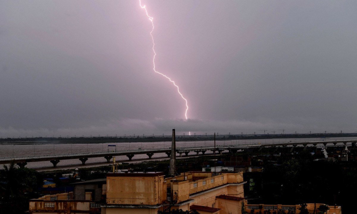 Raios atingem o céu cinza durante as monções em Patna, no estado de Bihar, na Índia, em 16 de julho de 2025 
       -  (crédito: Sachin KUMAR / AFP)