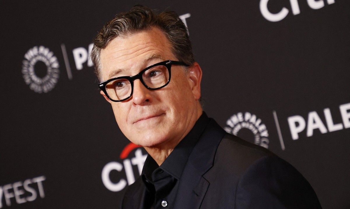 Apresentador de televisão americano Stephen Colbert chega para a exibição do "The Late Show with Stephen Colbert" no Dolby Theatre, em Hollywood (EUA) -  (crédito: Michael Tran / AFP)