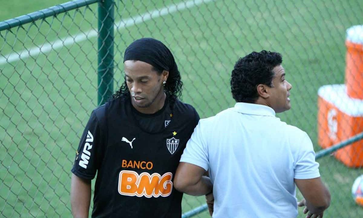 Ronaldinho Gaúcho e o irmão e empresário Assis, na Cidade do Galo
 -  (crédito: Rodrigo Clemente/EM/D.A Press - 28/3/14)
