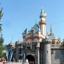 Conheça os variados parques da Disney em diferentes países - SolarSurfer domínio público 