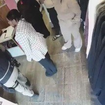 Mulher tenta furtar loja de roupas e fica presa até a chegada da polícia - Reprodução/Portal MPA